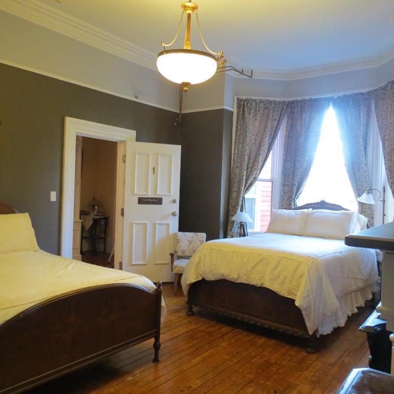 Quadruple Room with Shared Bathroom